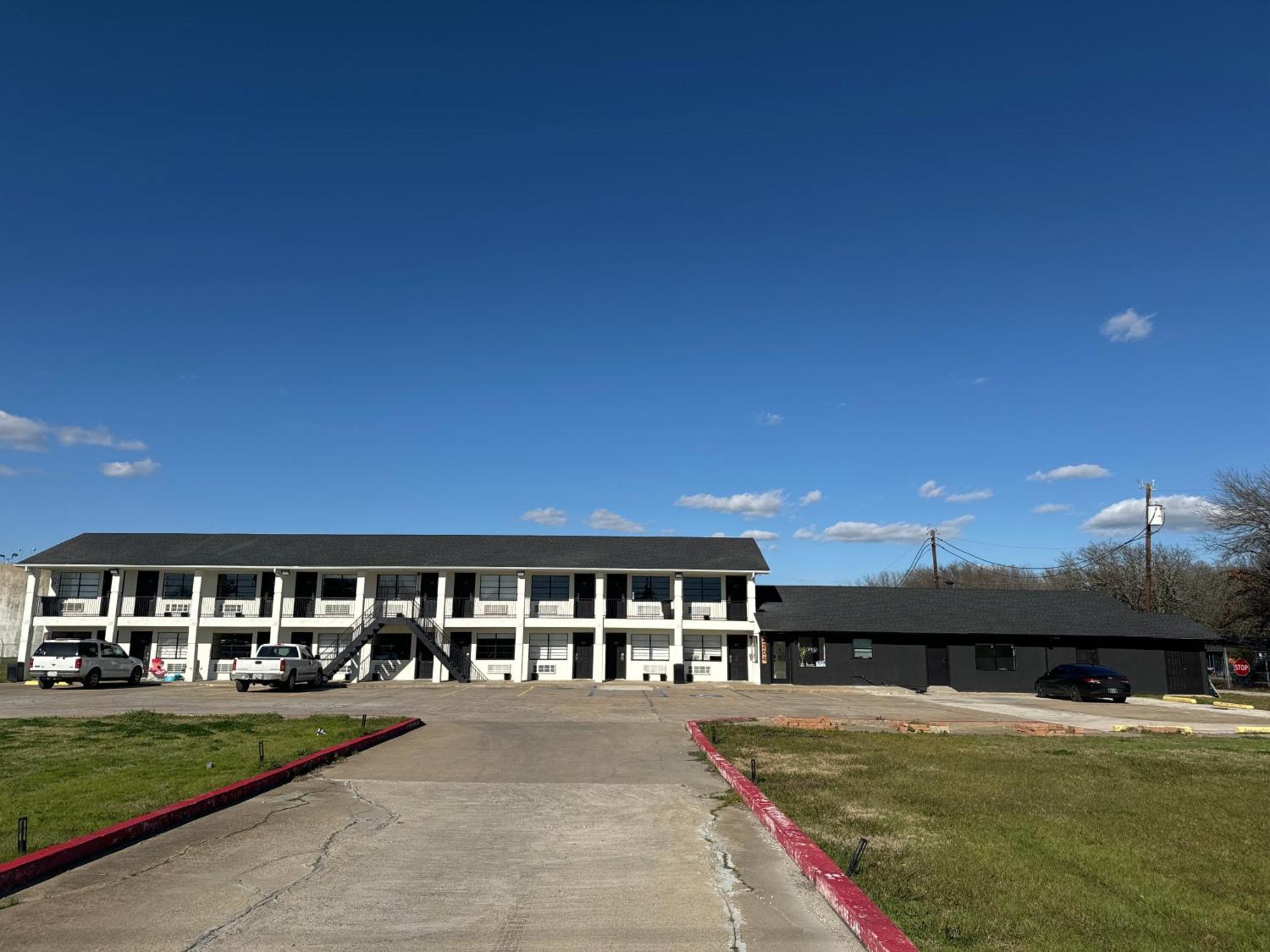 Eagle Inn Gun Barrel City Exterior photo